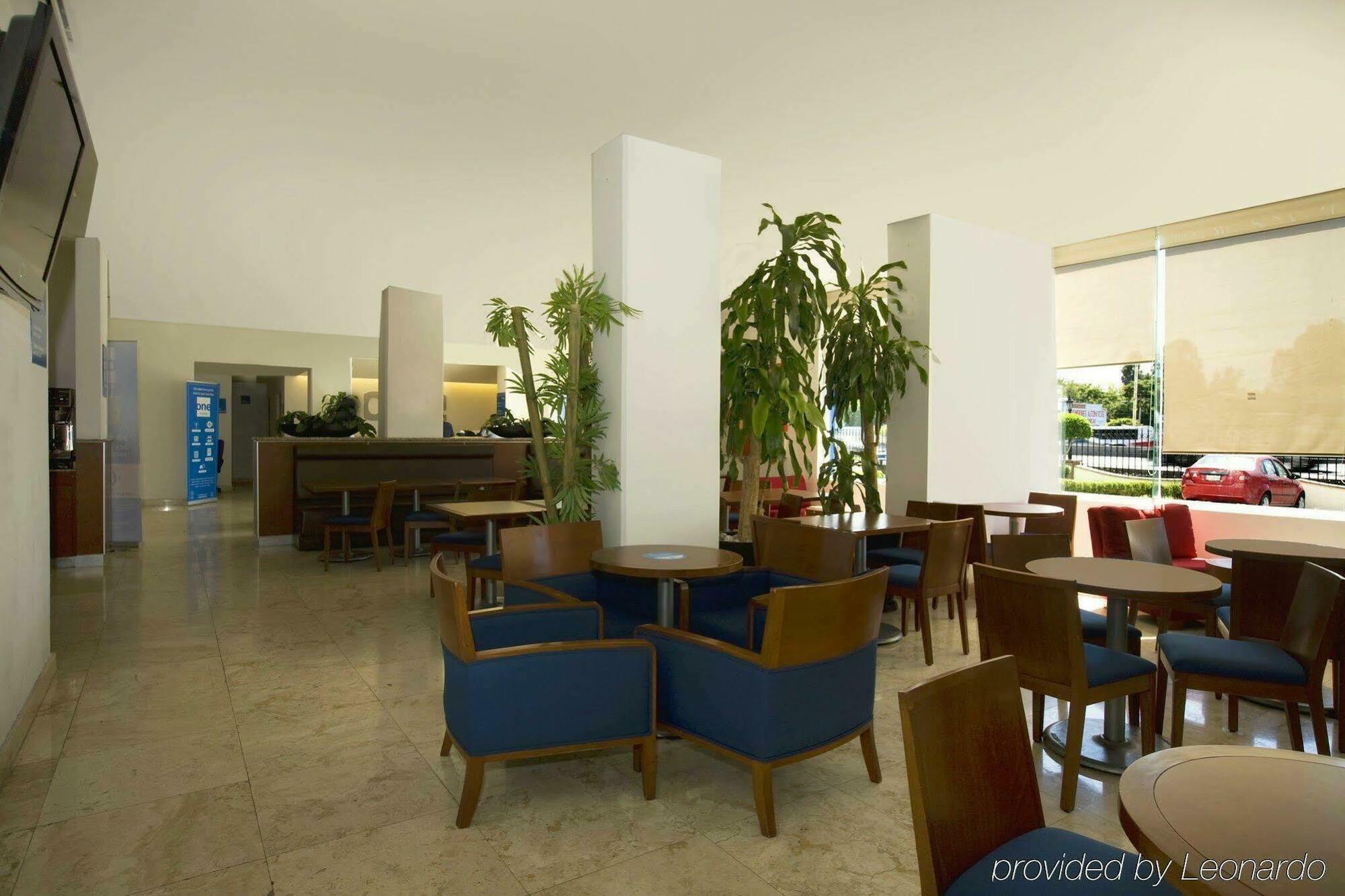 One Queretaro Plaza Galerias Hotel Restaurante foto